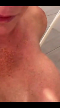 Daję mu Blow Job, kiedy patrzy na moje wideo porno i spust na mojej twarzy i w ustach  

