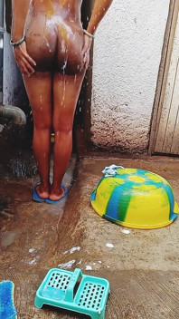 Tomando banho na minha namorada grávida ao ar livre, vibrações sujas do ambiente