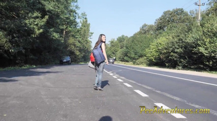 Pee Adventures: スキニーブルネットヒッチハイクとともに彼女の膀胱いっぱい
