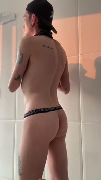 Twink leker med sin röv i strapless jockstrap