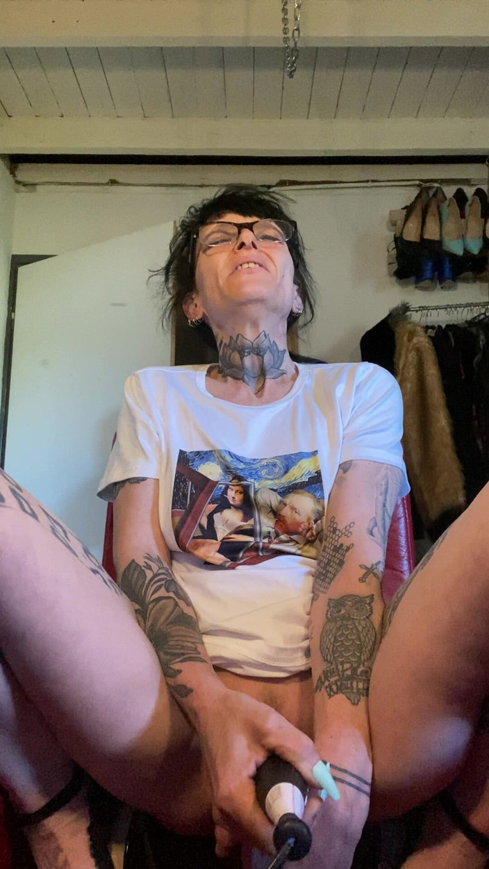 aewin11: Sahniger orgasmus auf einem großen dildo