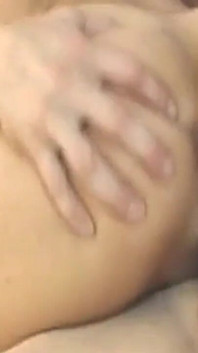 La ragazza mora si sditalina la figa gocciolante per un orgasmo esplosivo