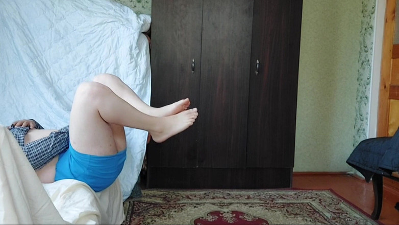 Kitty_Cross: Ragazzo a ragazza transessuale gonna blu gambe bianche