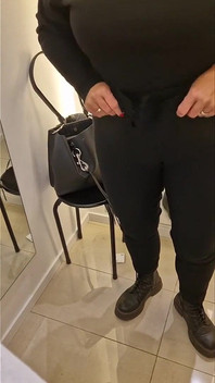 Geile vrouw gebruikt pantyvibrator in shoppingmall