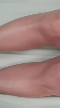 Dani em Tan meia-calça exibindo pernas sensuais