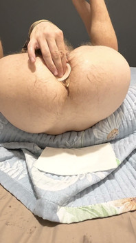 Un Gars Maigre Joue Avec Son Cul Pour La Première Fois
