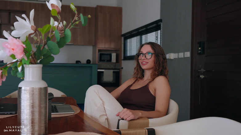 Lily Cute: Su Compañero De Piso Atractivo Se Ofrece a Quedarse Desnudo...