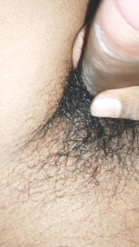 Ragazzo effeminato si masturba da solo in camera