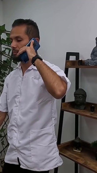 Nhân viên mát-xa làm ấm âm hộ của cô ấy và kết thúc bằng cách đụ cô ấy trên Gurney