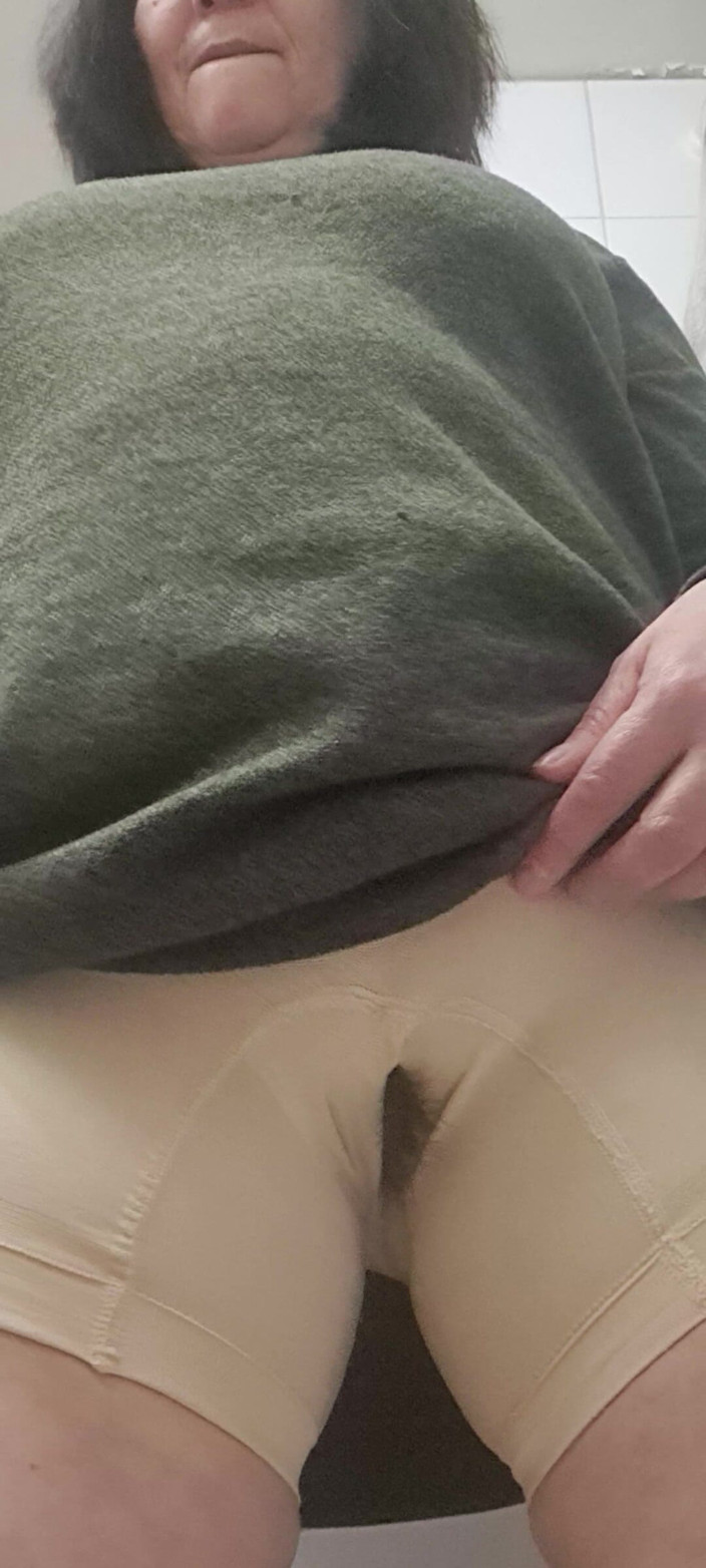 Mommy big hairy pussy: Mẹ kéo âm hộ béo của mình ra khỏi lỗ trên...