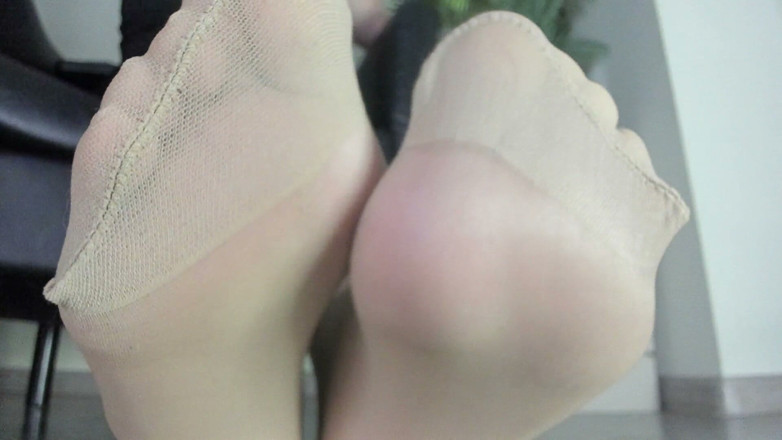 Feet lady: Yum Nude Nylon
