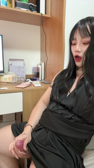 Akbb: Vaše malá kočička si hrála s bradavkami a pak ejakuulovala...