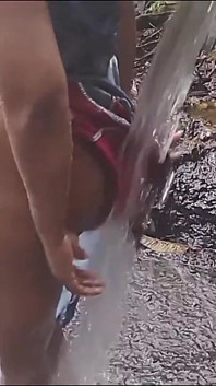 산 정상에 가서 수영을 하러 갔어