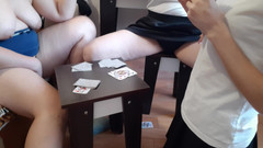 Lesbian-illusion: Permainan kartu berakhir dengan seks threesome lesbian