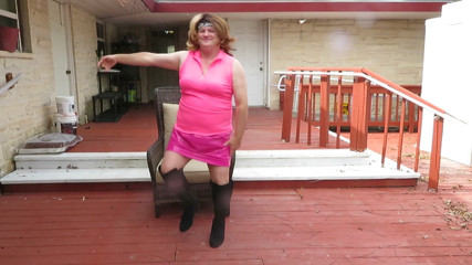 BBW nurse Vicki adventures with friends: 그녀의 새로운 분홍색 의상과 부츠를 모델링하는 Brittney CD