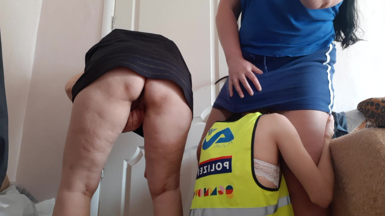 Lesbian-illusion: Aku crot di mulut tante seksi ini waktu lagi masturbasi...