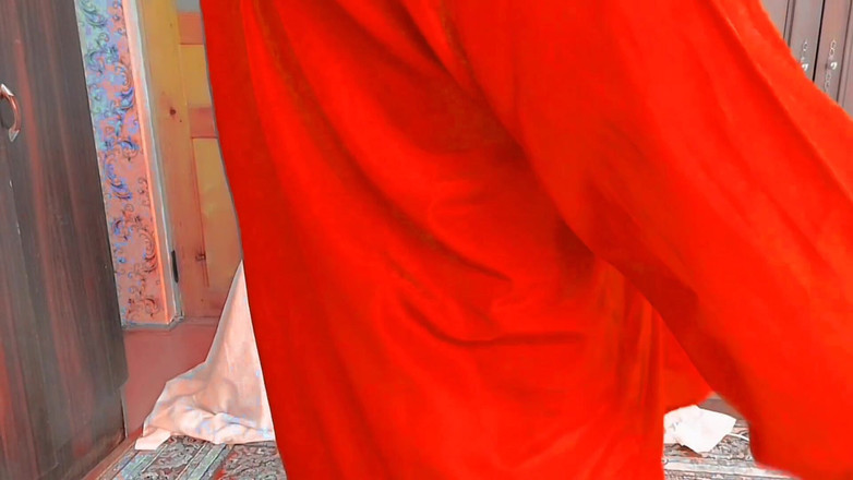 Kitty_Cross: 빨간 네온 빛 아래에서 관능적으로 춤추는 오지는 Sissy Danc