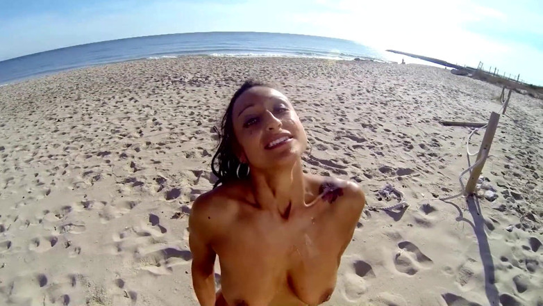 Hot Girlz: MILF latina liar tidak peduli untuk dikongkek di pesisir pantai