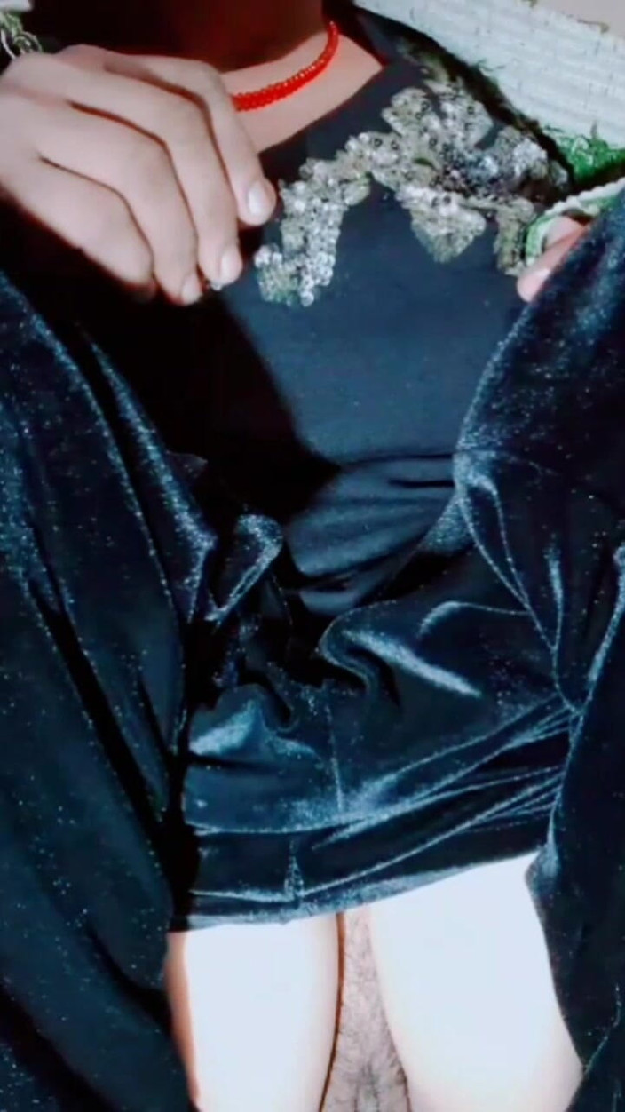 TricolorMusic3: Oh, yarağını görüyorum, amcığımdaki su dışarı çıkıyor. Amcığım çok sabırsızlanıyor. İçerideki yarak için...