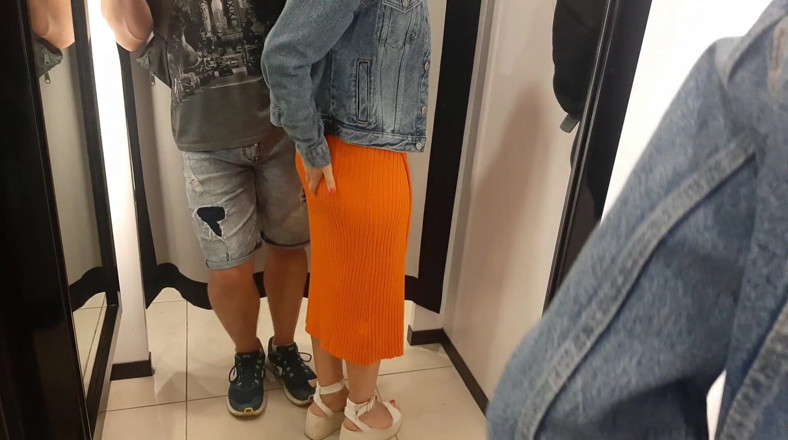 AnnaHomeMix: Seksi bir yabancı soyunma odasında ona bakmamı istedi.