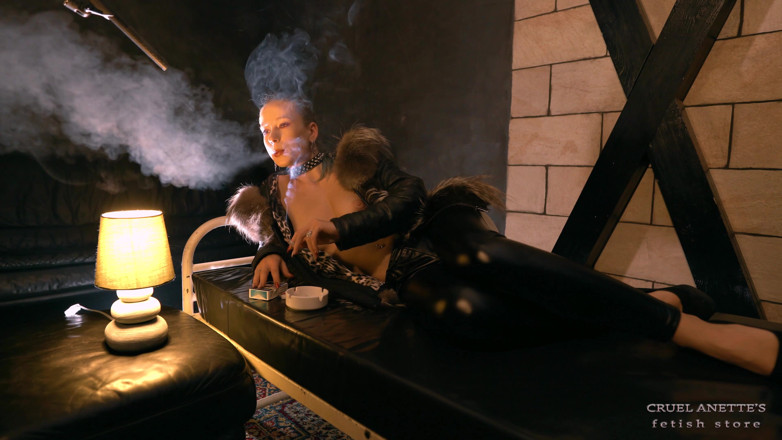 Cruel Anettes fetish world: Roken in de frisse kamer