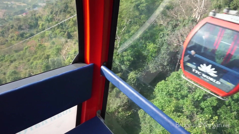 Bruce-and-Morgan: Diversión con orina en el teleférico