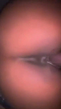 Ela continua jogando sua bunda de volta e causando ondas. Bela bunda, vista ainda mais bonita