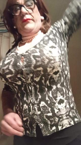 Yusti: Berpakaian di depan cermin