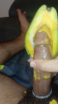 Memetik avokado dengan penuh keseronokan sehingga saya ejakulasi.