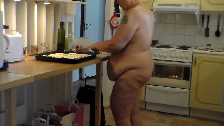 Sex hub couple: Jen is all nude and baking