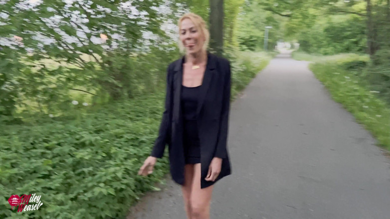 Miley Weasel: Curvă blondă! o partidă rapidă tocmai de pe drum!