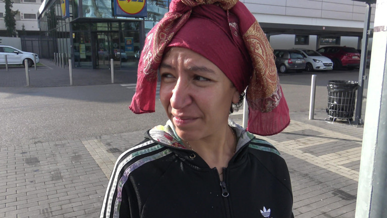 Souzan Halabi: Zlobivá turecká pouliční děvka ukazuje svou chlupatou kundičku starému zvrhlíkovi...