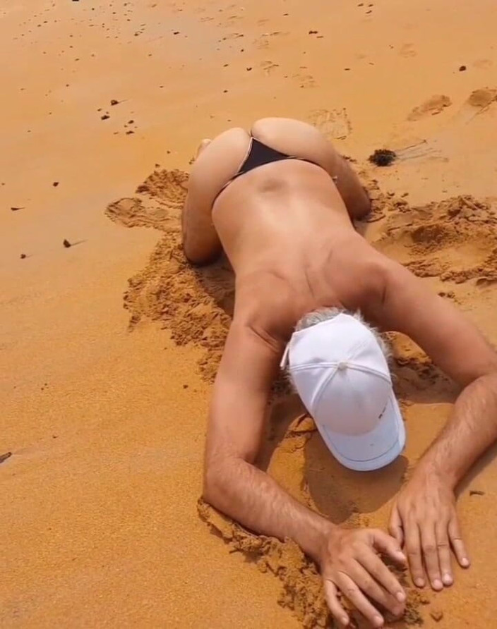 Ladysilvas: Ladysilva dengan celana dalam di pantai pantatnya seksi