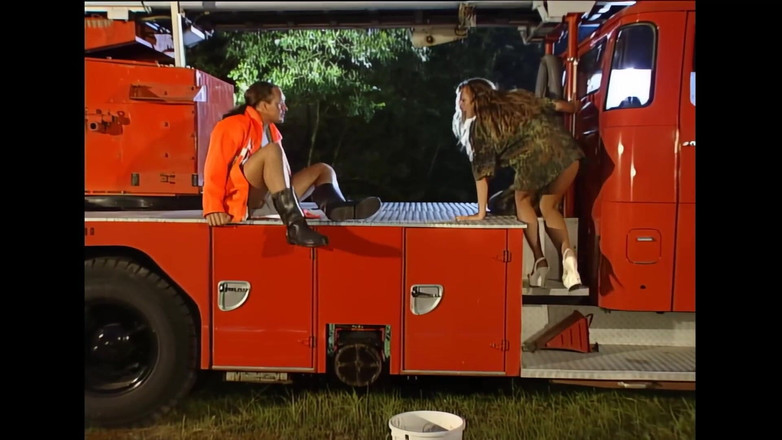 Best Amateur Sex: Une brune sexy suce, baise et pisse sur une énorme bite