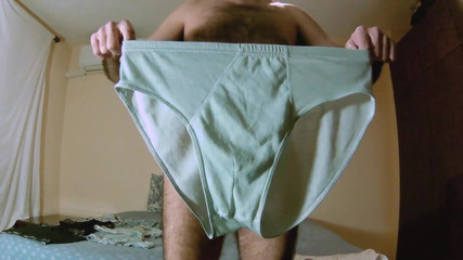 Earl Smile: Earl präsentiert seine bescheidene sammlung von briefs