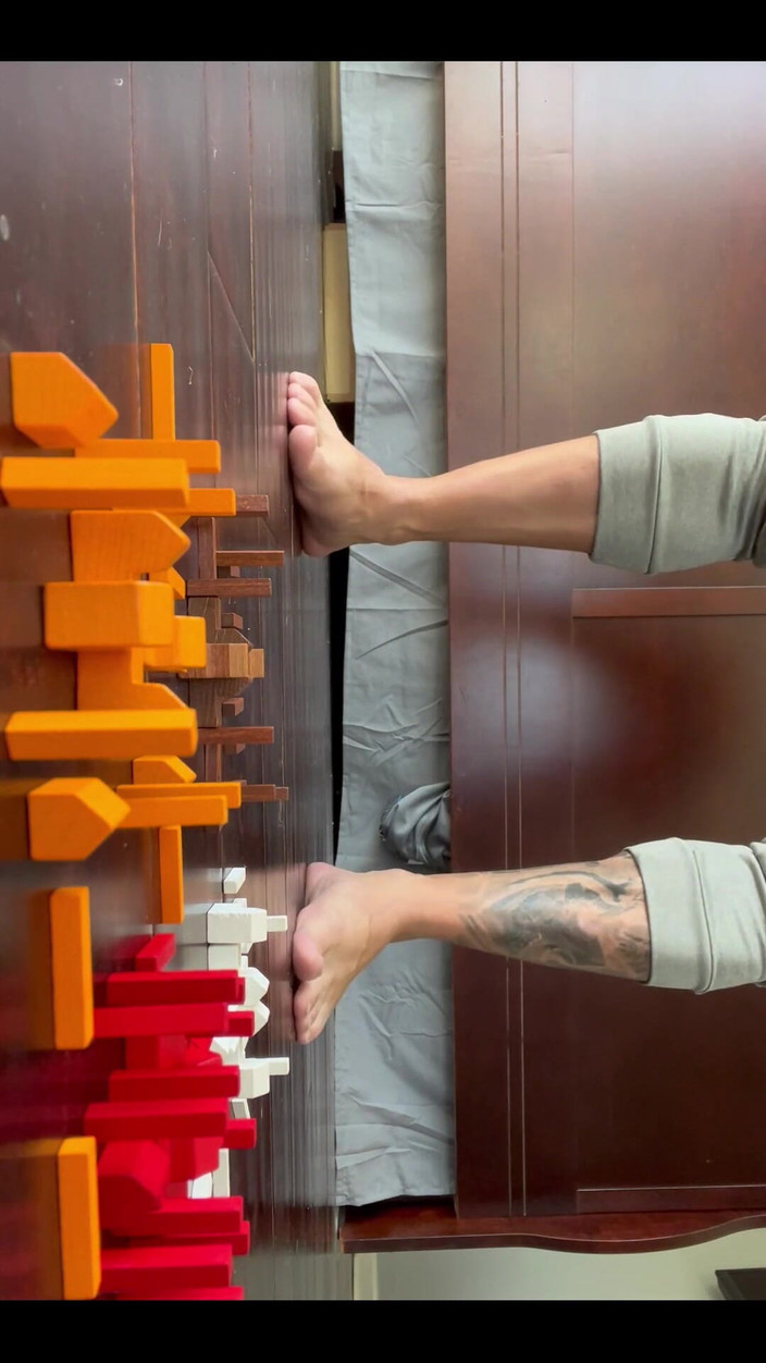 Jasons feet: Гігантський Джейсон Топомпс на крихітному місті