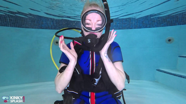 UKCuteGirl: Bound Beneath the Surface - ヴィンテージウェットスーツでのスキューバティーズ&amp;ローププレイ