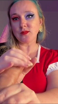 Harley Quinn haathon se chudaee karti hai