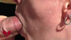 Close Up Extreme: Un pompino al sole in primo piano con un sacco...