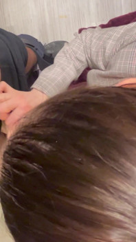 Ziua cumpărăturilor. Fata manager R.sky muie în cabina de probă cu pulă de 20 de cm. Spermă în gură
