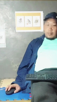 Pauză încălzește-mi prietenul dolofan își masturbează pula groasă și tare în barăci