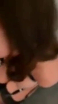 Julie vastgebonden aan een paal zuigt als een hoer en neemt een grote spuit sperma op haar engelengezicht
