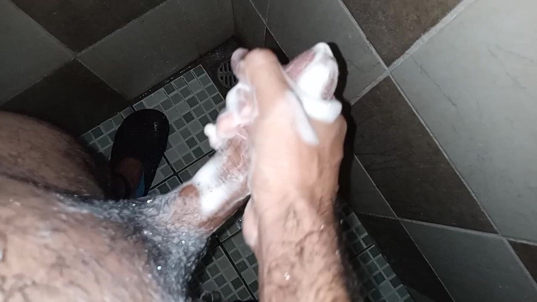 Cute boy jerks off: Schwuler typ rasiert seinen arsch und seinen penis und masturbiert...