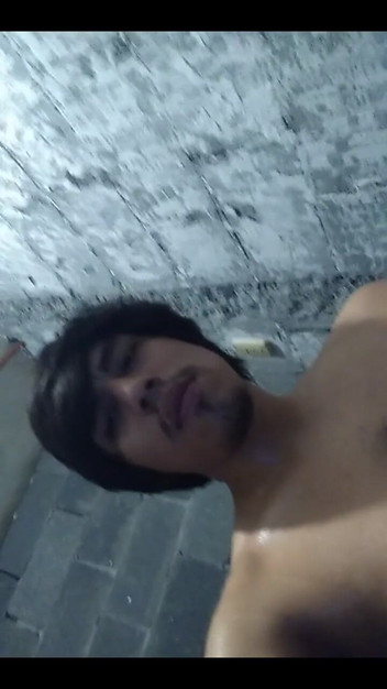 AlexAlejandro13: Helemaal naakt wat een grote pik heb ik