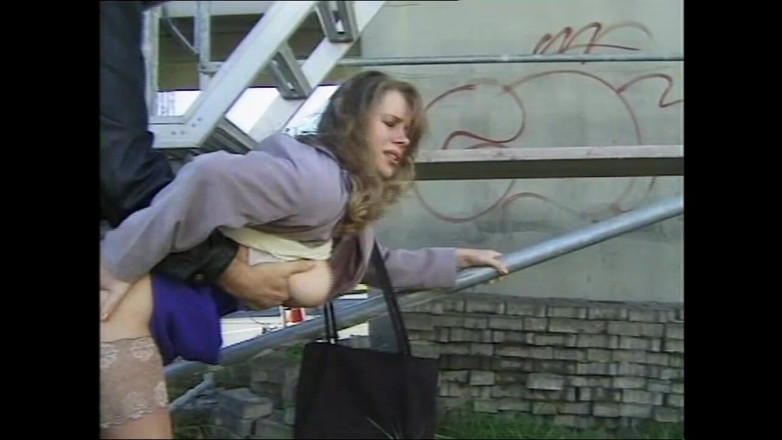 MILF still slut: Amatérská MILFka šuká na staveništi a stříká na velká prsa od...