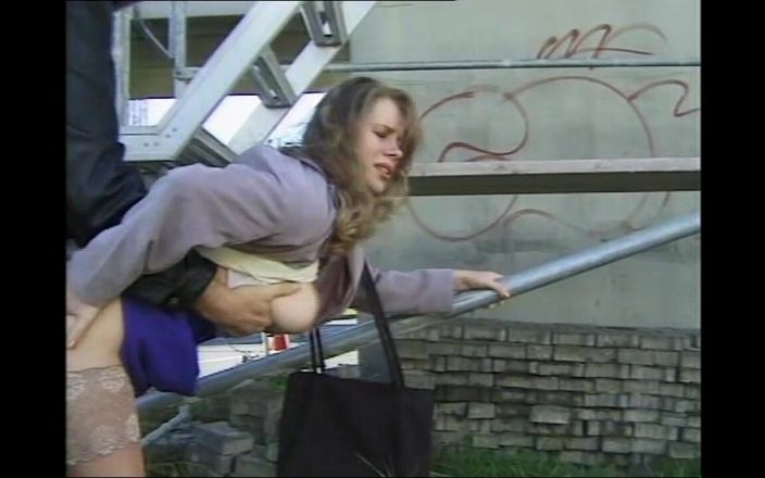 MILF still slut: Amatör orta yaşlı seksi kadın şantiyede sikiliyor ve büyük memelere büyük...