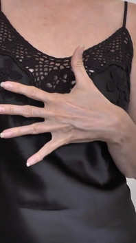 Joi clip lindas mãos e negligee de seda preta Lady Victoria Valente
