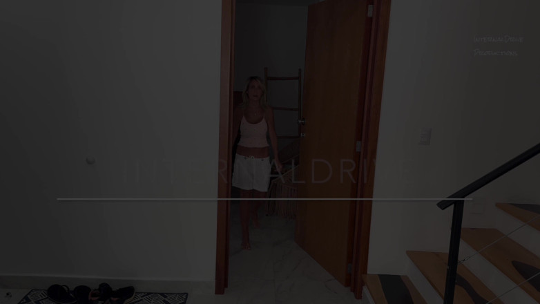 InternalDrive: Lei Geme Raggiunge L'orgasmo E Piscia Dappertutto Sul Mio Cazzo.