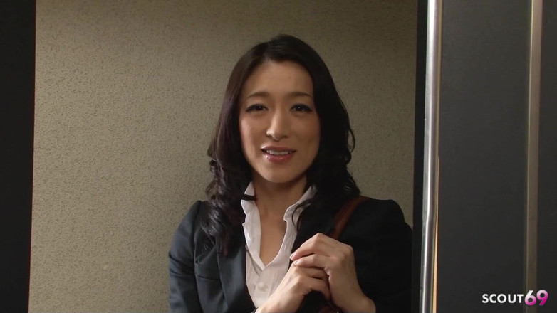 Asian porn collection: Nimfomanka japońska dojrzała nauczycielka uwodzi wielkiego kutasa chłopca do ruchania...