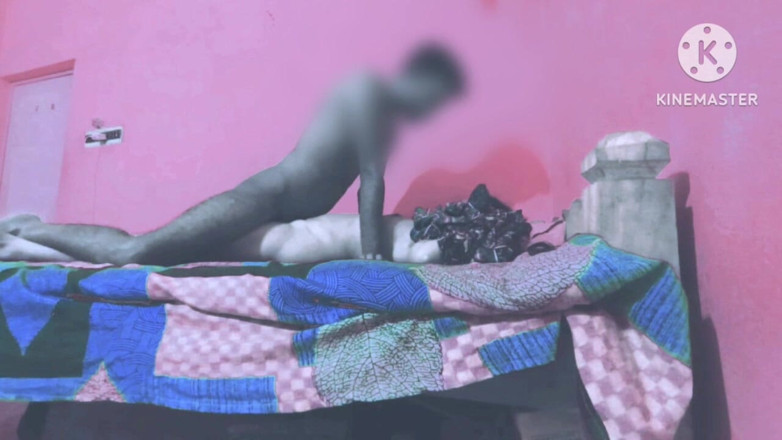 Housewife 69: Seorang pelacur desi ditemukan sendirian di rumahnya, tempat pacarnya tiba